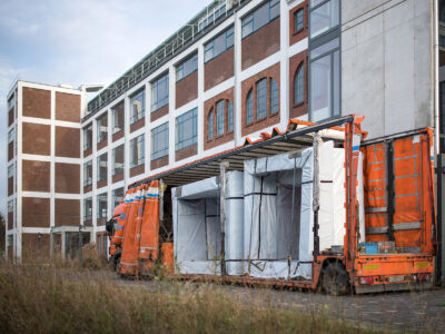 16.11.2017 Apolda: Anlieferung und Aufbau des Timber prototype am Eiermannbau in Apolda. / Internationale Bauausstellung Thüringen IBA / Foto: Thomas Müller