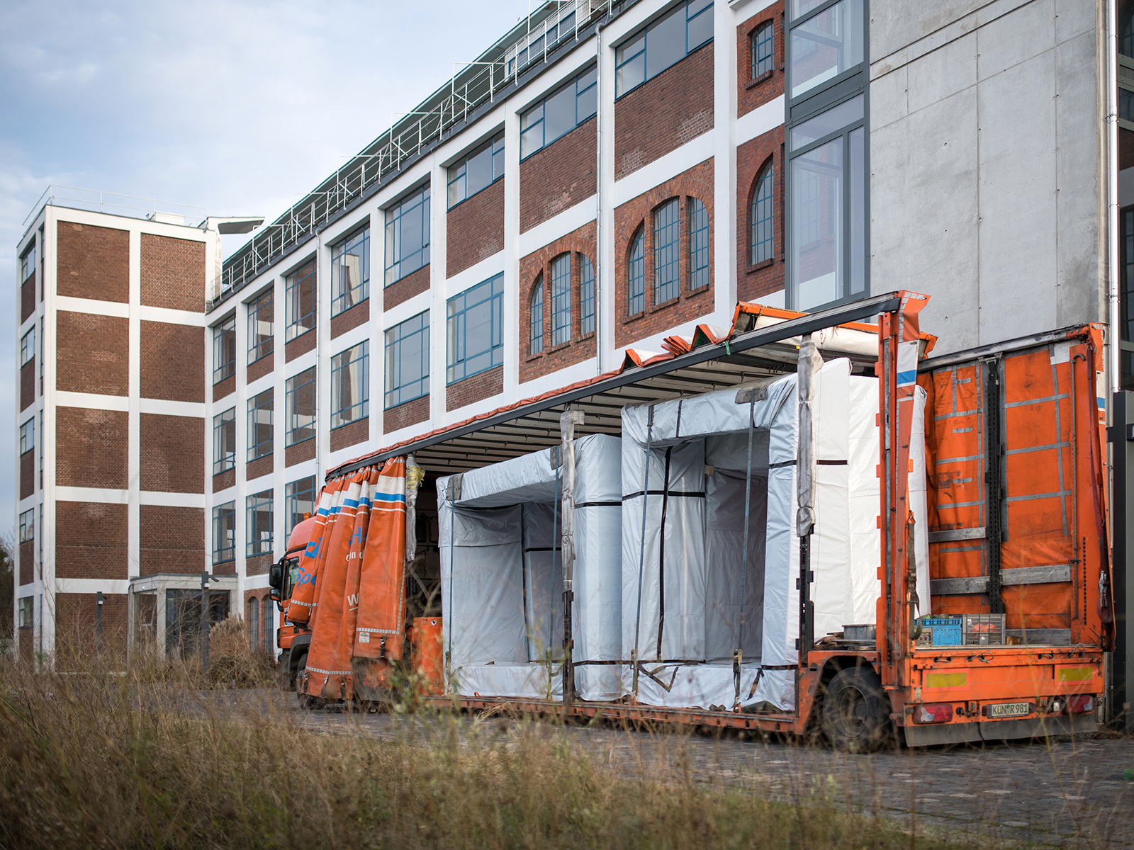 16.11.2017 Apolda: Anlieferung und Aufbau des Timber prototype am Eiermannbau in Apolda. / Internationale Bauausstellung Thüringen IBA / Foto: Thomas Müller