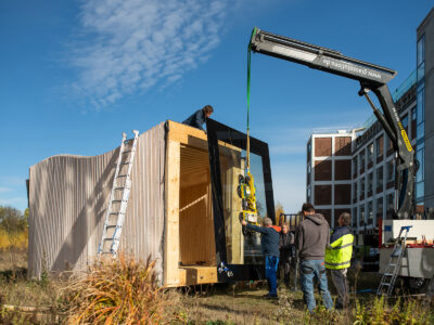 02.11.2018 Apolda: Anlieferung und Einbau der Glaselemente am Timber Prototype der Internationalen Bauausstellung Thüringen IBA. Foto: Thomas Müller